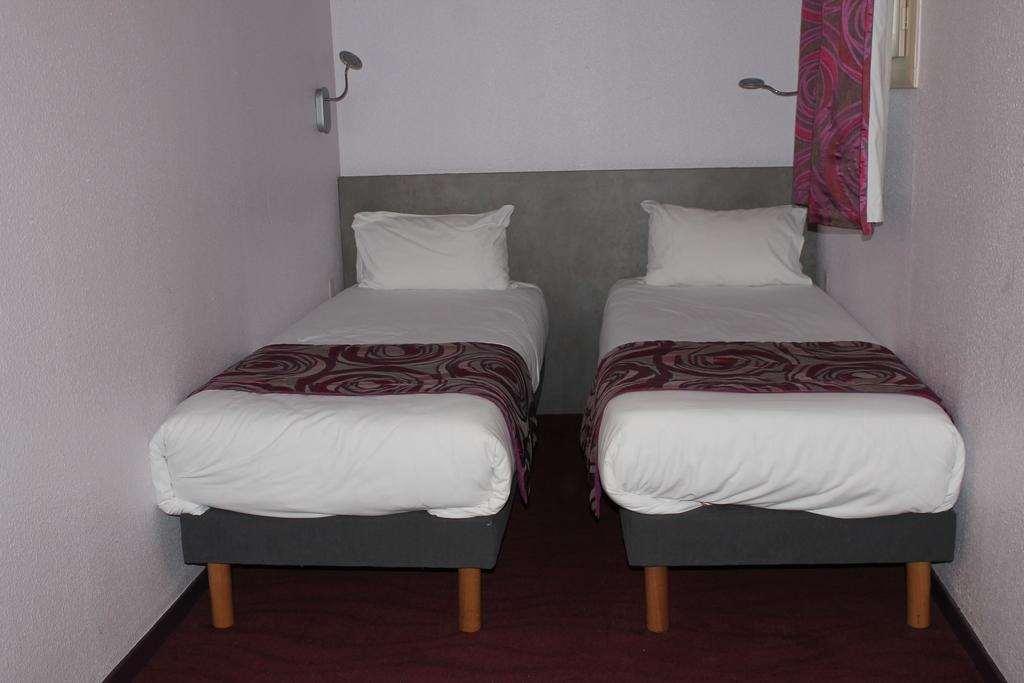 Brit Hotel Les Evens Saint-Saturnin  Zimmer foto